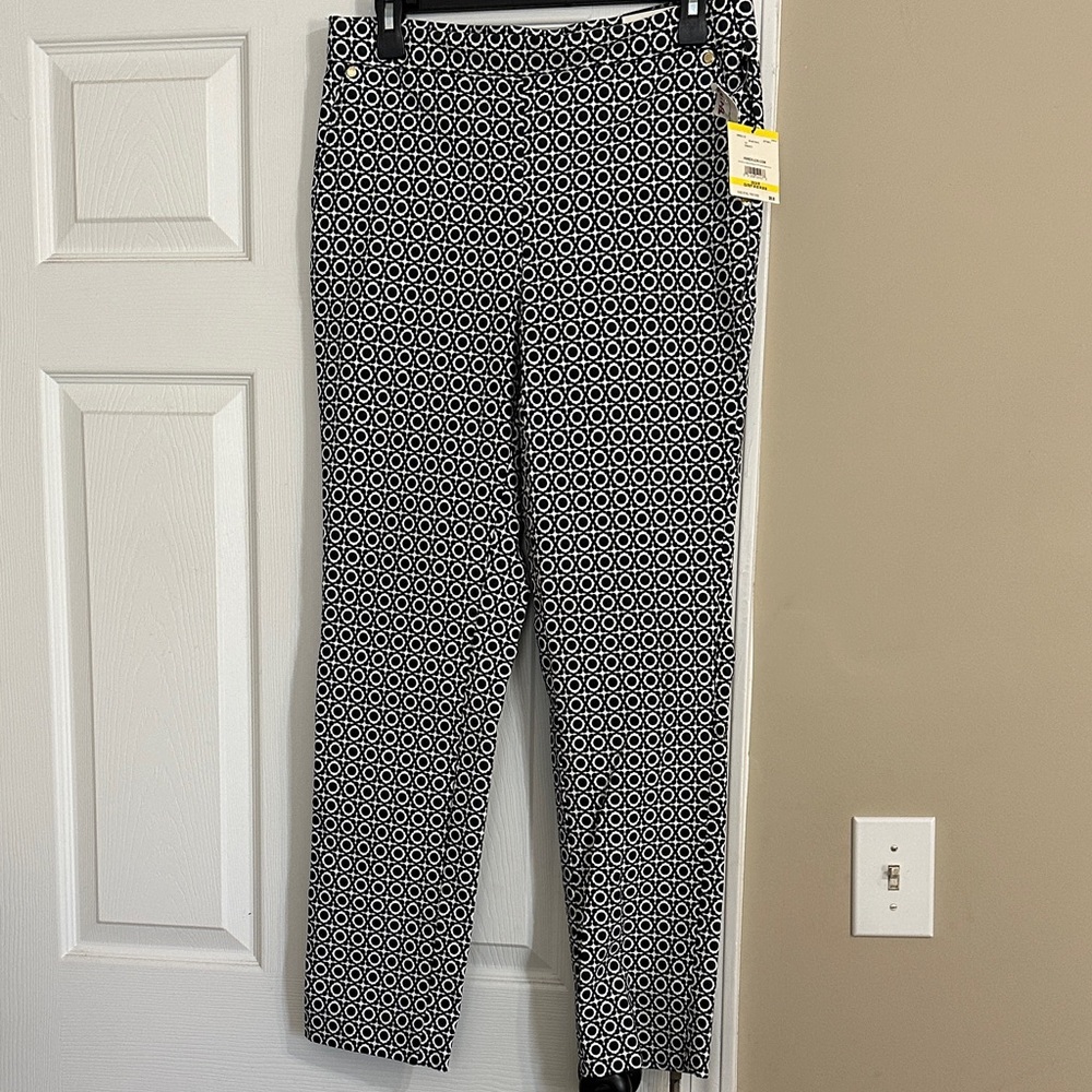 Anne Klein Size M probably 8 
Black and White Geometric Print Pants
